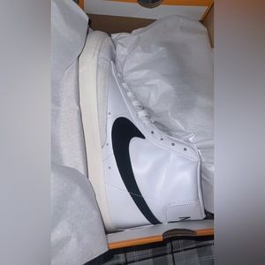 Brand New in box women’s 10.5 Nike Blazer 77 Vintage